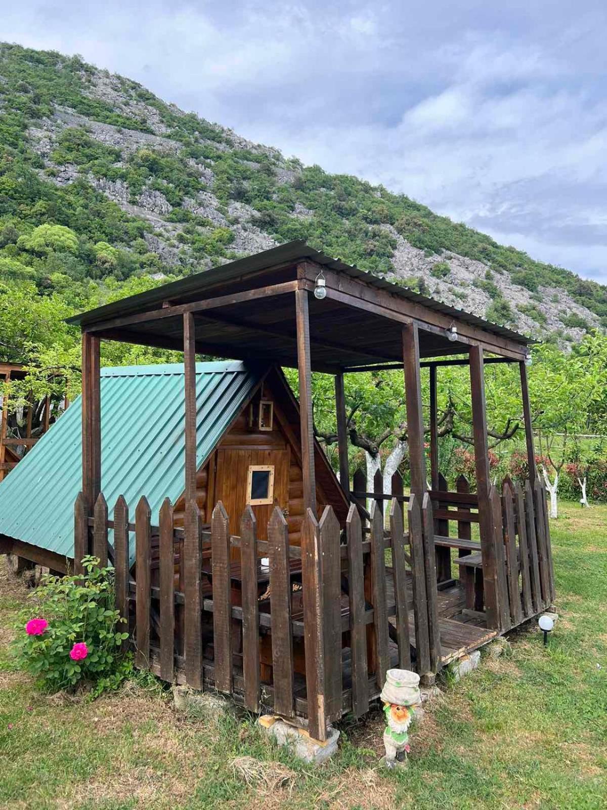 Camp Sunny Hills Hotel เวียร์ปาซาร์ ภายนอก รูปภาพ